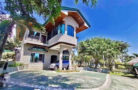 French Villa: The local 'Castle On A Hill' in Talisay City .